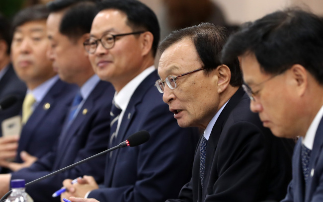 더불어민주당 이해찬 대표가 26일 오전 강원 춘천시 강원도청에서 열린 더불어민주당-강원도 예산정책협의회에서 인사말을 하고 있다.[사진=연합뉴스]
더불어민주당 이해찬 대표가 26일 오전 강원 춘천시 강원도청에서 열린 더불어민주당-강원도 예산정책협의회에서 인사말을 하고 있다.[사진=연합뉴스]