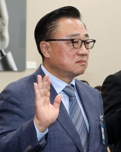 고동진 삼성전자 IT모바일(IM)부문장(사장)이 26일 서울 여의도 국회에서 열린 과학기술정보방송통신위원회 종합감사에서 증인 선서하고 있다. [사진=연합뉴스]