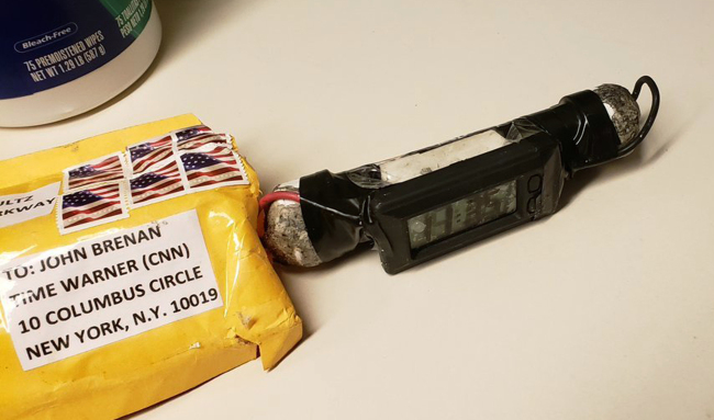 존 브레넌 전 미국 중앙정보국(CIA) 국장으로 발신자가 쓰여 CNN 뉴욕 지국으로 배달된, 폭발물 소포와 기폭장치. [제공=연합뉴스]