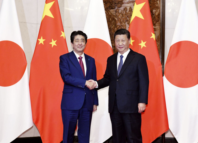 시진핑(習近平·오른쪽) 중국 국가 주석과 아베 신조(安倍晋三) 일본 총리가 26일 베이징(北京)에 있는 조어대(釣魚台)에서 회담을 하기에 앞서 악수를 하고 있다. [제공=연합뉴스]