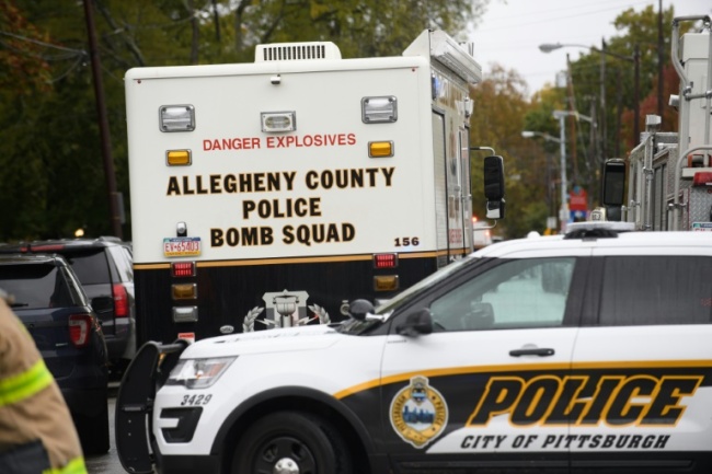 Police respond to a mass shooting at the Tree of Life Synagogue in Pittsburgh, Pennsylvania (Yonhap)