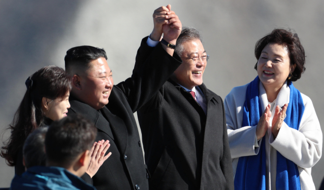 South Korean President Moon Jae-in (second from right) and North Korean leader Kim Jong-un holding hands at Mount Paekdu, September 20, 2018(Yonhap)
