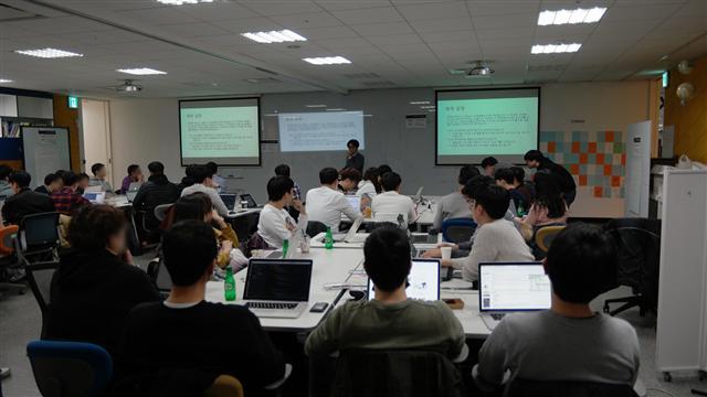 지난 3월 삼성SDS 잠실 캠퍼스에서 열린 ‘밋업(Meet up)’ 행사에서 개발자들이 모여 리팩토링(Refactoring, SW내부 구조 효율화)과 관련한 실습을 하고 있다.  [제공=삼성SDS]