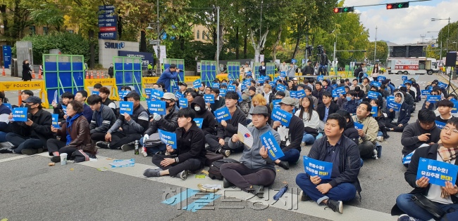 [28일 혜화역 1번출구 인근에서 사법부의 곰탕집 성추행 판결을 규탄하는 집회를 연 ‘당신과 가족과 당신의 삶을 지키기 위하여(당당위)’의 모습. 김유진 기자/kacew@heraldcorp.com]