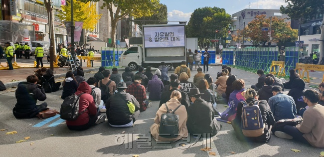 [28일 혜화역 1번출구 인근에서 당당위 집회를 규탄하며 맞불집회를 연 ’남성과 함께하는 페미니즘(남함페)‘의 모습. 김유진 기자/kacew@heraldcorp.com]