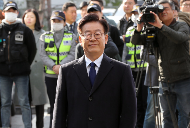 Gyeonggi Province Gov. Lee Jae-myung appears for police questioning (Yonhap)