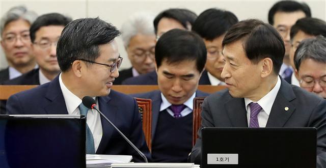 김동연 부총리 겸 기획재정부 장관과 이주열 한국은행 총재가 29일 국회에서 열린 기획재정위원회의 종합 국정감사에 앞서 대화하고 있다. 경기 부진과 고용 위기에 대응한 정부 재정정책과 한은 통화정책의 ‘정책조합(policy-mix)’이 주목된다.  [연합뉴스]