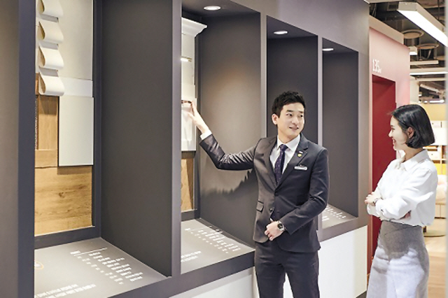한샘디자인파크 용산점에서 고객이 건자재 관련 상담을 받고 있다.