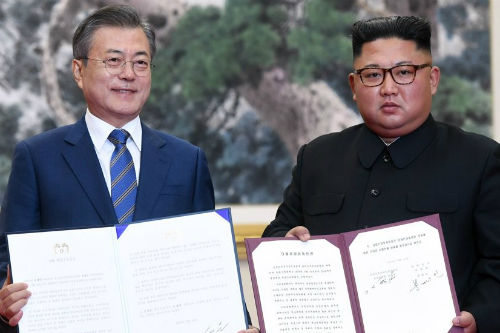 South Korean President Moon Jae-in and North Korean leader Kim Jong-un during summit in Pyongyang September 19, 2018 (Yonhap)