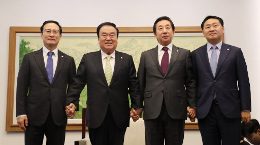 29일 오전 국회 의장접견실에서 열린 국회의장·교섭단체 원내대표 회동에서 참석자들이 포즈를 취하고 있다. 왼쪽부터 더불어민주당 홍영표 원내대표, 문희상 국회의장, 자유한국당 김성태 원내대표, 바른미래당 김관영 원내대표. (사진=연합뉴스)