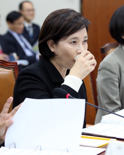 29일 서울 여의도 국회에서 열린교육부 및 소관 공공ㆍ유관기관 종합감사에서 자유한국당 소속 의원들이 유은혜 사회부총리 겸 교육부 장관을 대신해 박춘란 차관에게 질의를 하고 있다. 사진은 유 부총리가 국감 중 물을 마시고 있는 모습. [사진=연합뉴스]