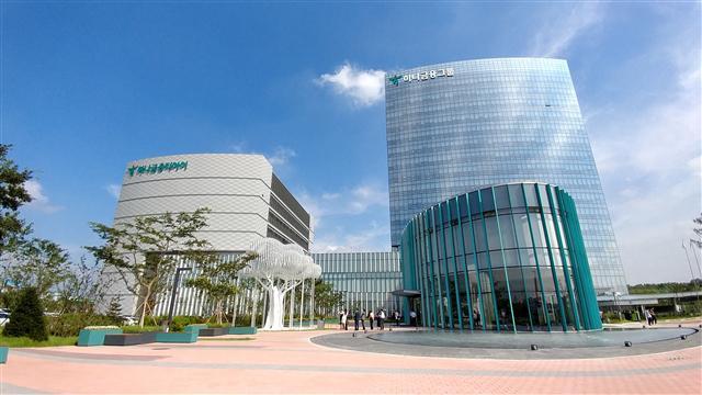 하나금융그룹(회장 김정태·왼쪽 사진)은 30일 오후 인천 청라 소재 하나금융그룹 통합 데이터센터에서 디지털 비전 선포식을 개최하고 ‘손님 중심’의 데이터 정보회사로 나아가겠다고 밝혔다. 김정태 회장은 “디지털 비즈니스의 중심은 결국 사람, 즉 ‘휴매니티’”라면서 ▷생활금융플랫폼 강화 ▷글로벌 네트워크의 디지털 강화 ▷디지털 채널 비중 40%로 확대 등의 추진전략을 제시했다.