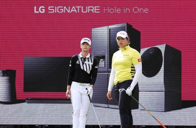 South Korea's Park Sung-hyun, left, and Ariya Jutanugarn of Thailand (Yonhap)