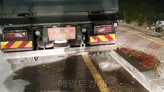 포스코 수재슬래그 운반 차량에서 침출수가 흘러내리고 있는 모습. [사진=김병진 기자]