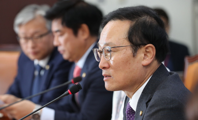 더불어민주당 홍영표 원내대표가 30일 오전 국회에서 열린 원내대책회의에서 발언하고 있다.[사진=연합뉴스]
더불어민주당 홍영표 원내대표가 30일 오전 국회에서 열린 원내대책회의에서 발언하고 있다.[사진=연합뉴스]