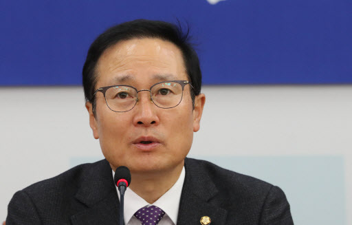 더불어민주당 홍영표 원내대표가 30일 오전 국회에서 열린 원내대책회의에서 발언하고 있다. (사진=연합뉴스)