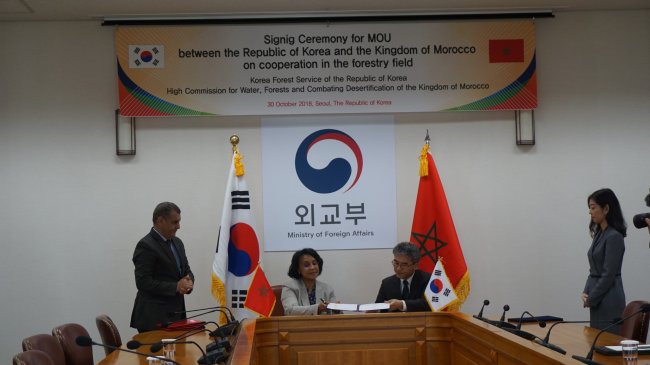 산림청은 30일 모로코와 사막화 방지, 산림생태계 보전 관리 등 산림협력 양해각서를 체결했다. 왼쪽은 모로코의 무니아 부세타 국무장관 오른쪽 산림청 고기연 국제산림협력관
