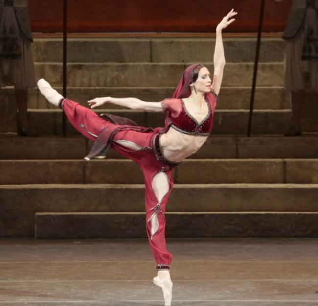 Bolshoi Ballet‘s prima ballerina Svetlana Zakharova performs “La Bayadere.” (Universal Ballet)