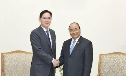 이재용 삼성전자 부회장(왼쪽)이 30일 오후 베트남 하노이 총리 공관에서 응우옌 쑤언 푹 총리와 악수하고 있다.[연합]