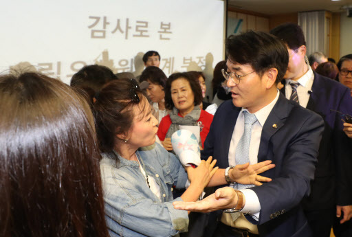 5일 오후 국회 의원회관에서 더불어민주당 박용진 의원 주최로 열린 '유치원 비리 근절을 위한 정책 토론회 : 사립 유치원 회계부정 사례를 중심으로'에서 박 의원이 토론회 개최를 반대하는 사립유치원총연합회 회원들과 이야기하고 있다. (사진=연합뉴스)