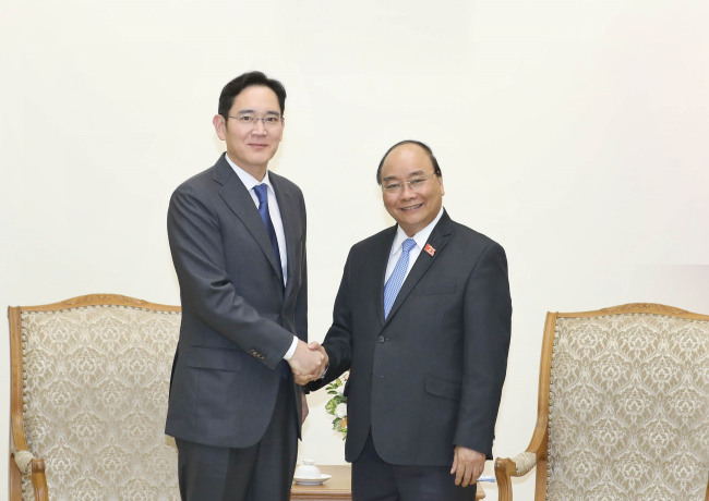 Samsung Electronics Vice Chairman Lee Jae-yong (left) shaking hands with Vietnamese Prime Minister Nguyen Xuan Phuc, October 30, 2018 (Yonhap)