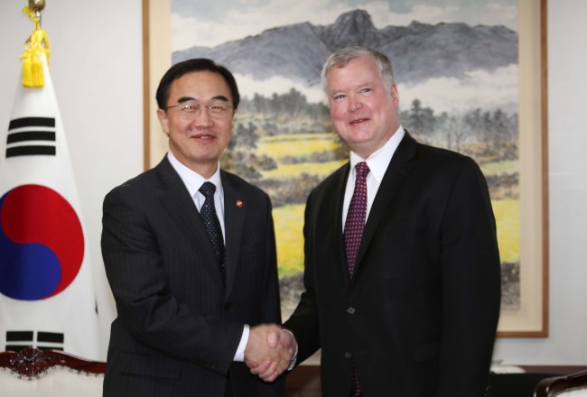 Stephen Biegun, US Special Representative for North Korea (right), shaking hands with South Korean Unification Minister Cho Myoung-gyon, October 30, 2018 (Yonhap)