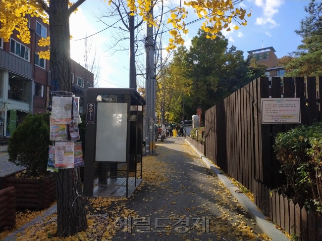 등산로 초입부에 설치된 여행관련 전단지함들.[사진=김성우 기자/zzz@heraldcorp.com]