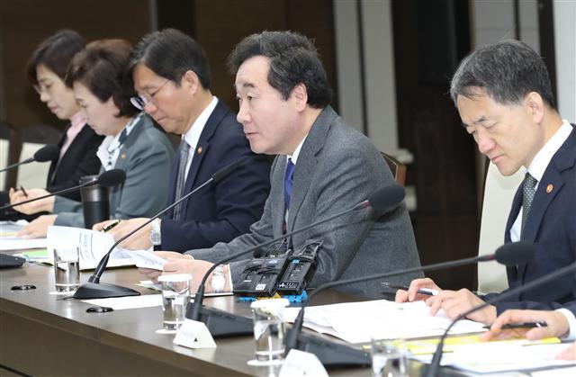 이낙연(오른쪽 2번째) 국무총리가 31일 오전 정부세종청사에서 열린 국정현안점검조정회의에서 모두발언하고 있다.  ［연합뉴스］