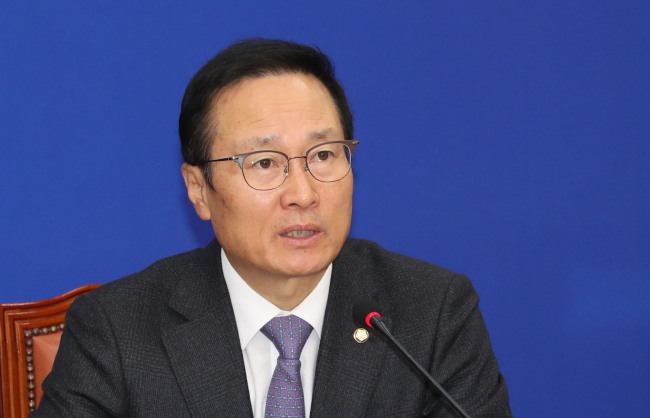 더불어민주당 홍영표 원내대표가 31일 오전 국회에서 열린 최고위원회의에서 발언하고 있다.[사진=연합뉴스]
더불어민주당 홍영표 원내대표가 31일 오전 국회에서 열린 최고위원회의에서 발언하고 있다.[사진=연합뉴스]