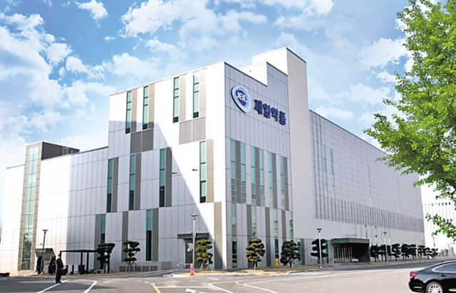 제일약품(대표이사 성석제)은 올해 국내 임상1상이 완료될 것으로 기대되고 있는 위식도 역류질환 신약 ‘JP-1366’이 유럽 임상시험에 들어간다고 31일 밝혔다.
제일약품은 지난 8월 JP-1366의 유럽 임상1상을 신청하고 최근 임상승인에 대한 통보를 받았다. 이에 따라 제일약품은 내년 초부터 JP-1366의 단회 및 반복투여 브릿지 임상과 환자대상 효력 측정 시험을 유럽에서 진행하게 된다.
JP-1366은 ‘칼륨-경쟁적 위산분비억제(이하 P-CAB)’ 기전의 위식도 역류질환 치료제다. JP-1366은 현재 위식도 질환에 통상적인 치료약물로 쓰이고 있는 프로톤펌프억제제(PPI) 보다 약효의 신속성과 효능의 지속성, 높은 복약순응도 등 다양한 측면에서 경쟁력이 높아 향후 PPI를 급속히 대체하게 될 것으로 주목받고 있다.