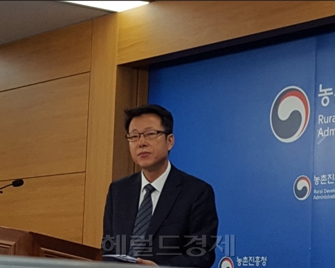 최연명 인삼특작부장이 정부세종청사 농림축산식품부 기자실에서 관련 브리핑을 하고 있다. [사진=헤럴드경제 DB]