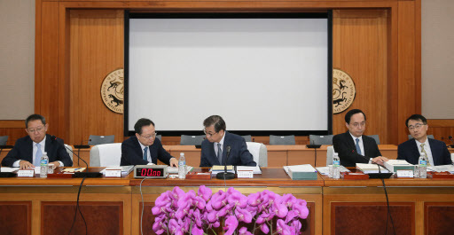 31일 오전 국가정보원에서 열린 국회 정보위원회의 국정원에 대한 국정감사에서 국정원 관계자들이 자리에 앉아 있다. (왼쪽부터) 이석수 기획조정실장, 서동구 1차장, 서훈 국가정보원장, 김상균 2차장, 김준환 3차장 (사진=연합뉴스)