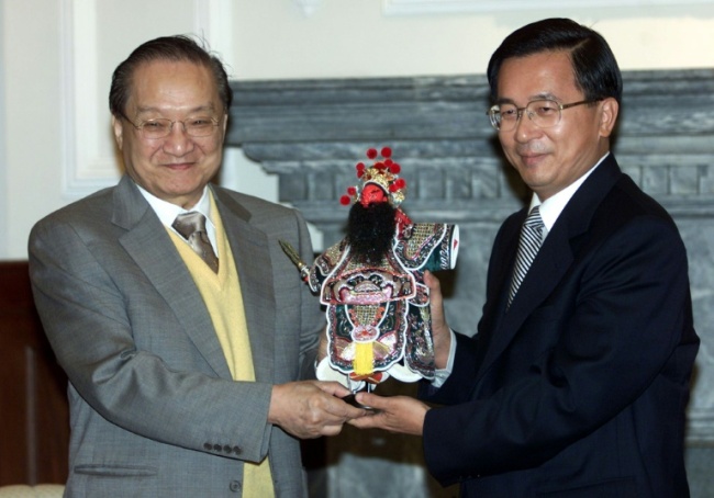 Louis Cha (L) was a household name across the Chinese-speaking world (AFP)