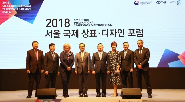 Korean Intellectual Property Office Commissioner Park Won-joo (fourth from left) poses with VIPs at the Seoul International Trademark and Design Forum held Tuesday at Imperial Palace Seoul. (KIPO)