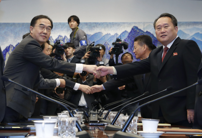 South Korean Unification Minister Cho Myoung-gyon, left, shakes hands with Ri Son-gwon, chairman of the Committee for the Peaceful Reunification of the Country at high-level talks held in Panmunjom on Oct. 15. (Yonhap)