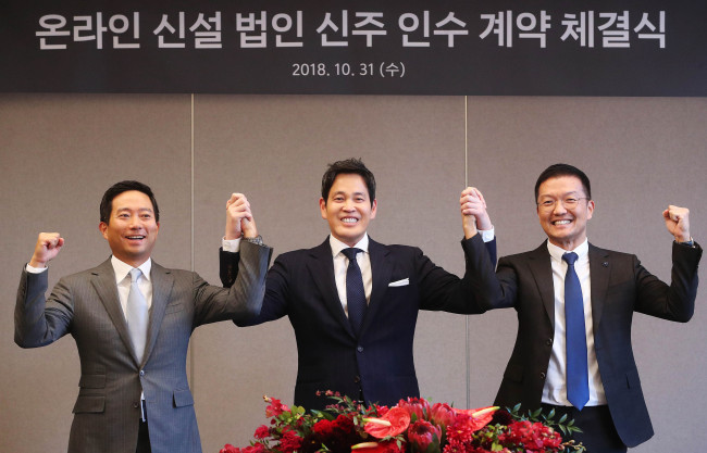 <YONHAP PHOTO-3909> 신세계, 해외 투자운용사와 온라인 신설법인 신주 인수 계약 체결 (서울=연합뉴스) 31일 오후 서울 반포동 JW메리어트호텔에서 열린 신세계그룹의 온라인 신설 법인 신주 인수 계약 체결 발표식에서 정용진 신세계그룹 부회장(가운데)과 이철주 어피니티 부회장(왼쪽), 윤관 BRV 대표가 기념촬영을 하고 있다. 2018.10.31 [신세계그룹 제공] photo@yna.co.kr/2018-10-31 16:27:46/ <저작권자 ⓒ 1980-2018 ㈜연합뉴스. 무단 전재 재배포 금지.>
<YONHAP PHOTO-3909> 신세계, 해외 투자운용사와 온라인 신설법인 신주 인수 계약 체결 (서울=연합뉴스) 31일 오후 서울 반포동 JW메리어트호텔에서 열린 신세계그룹의 온라인 신설 법인 신주 인수 계약 체결 발표식에서 정용진 신세계그룹 부회장(가운데)과 이철주 어피니티 부회장(왼쪽), 윤관 BRV 대표가 기념촬영을 하고 있다. 2018.10.31 [신세계그룹 제공] photo@yna.co.kr/2018-10-31 16:27:46/ <저작권자 ⓒ 1980-2018 ㈜연합뉴스. 무단 전재 재배포 금지.>