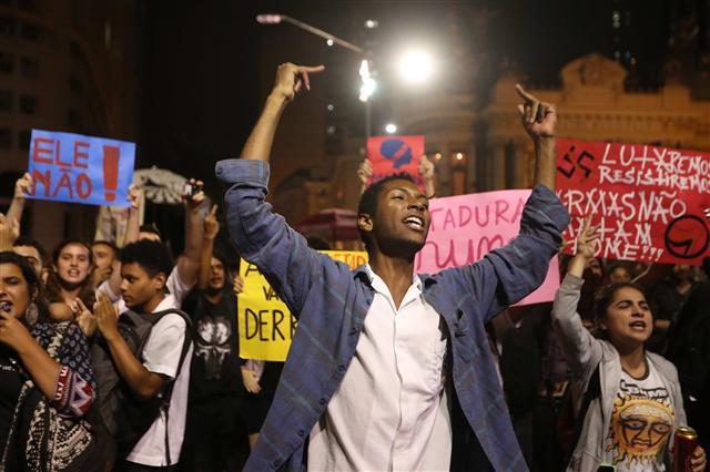 <YONHAP PHOTO-2619> epa07132199 People participate in a demonstration against President-elect Jair Bolsonaro in Rio de Janeiro, Brazil, 30 October 2018. Hundreds of Brazilians, mostly students, demonstrated in several cities in the country against the elected president, the far-right Jair Bolsonaro, and demanded that he respect democracy during his term. EPA/MARCELO SAYAO/2018-10-31 11:21:31/ <저작권자 ⓒ 1980-2018 ㈜연합뉴스. 무단 전재 재배포 금지.>