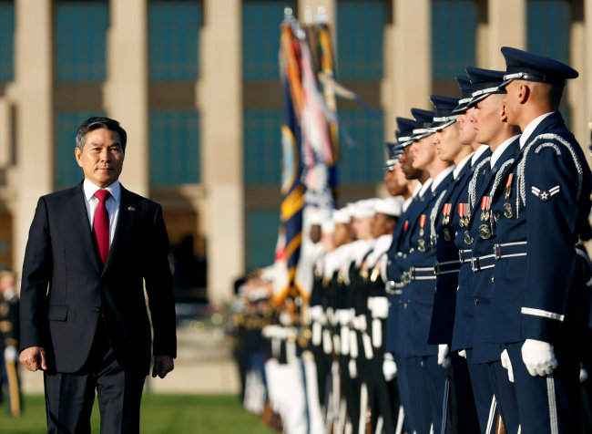 South Korean Defense Minister Jeong Kyeong-doo at the honor guard ceremony held by US Department of Defense (Yonhap)