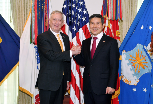 Defense Minister Jeong Kyeong-doo (right) and US Secretary of Defense James Mattis, October 31, 2018 (Yonhap)