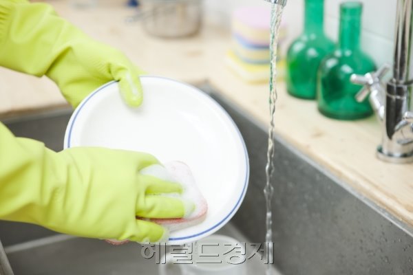 요즘처럼 차고 건조한 날씨에는 손의 수분을 빼앗겨 주부 습진이 생기기 쉽다. 특히 물이 많이 손에 닿는 가사일은 주부 습진을 더욱 부채질한다. 설거지 등을 할 때에는 반드시 고무장갑을 착용해 물과 접촉을 가급적 줄이는 것이 좋다. [헤럴드경제DB]
