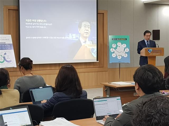 박원순 서울시장이 서울시청 2층 브리핑실에서 1일 오전 9시 30분부터 2019년 서울시 예산안에 대해 설명하고 있다. 박시장은 이날 취약계층에 거주하는 시민들의 삶에 빨간불이 켜졌다며 저소득층 배려를 위해 복지 예산을 대폭 늘렸다고 강조했다.  이원율 기자/yul@heraldcorp.com