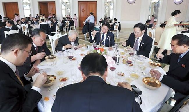 Ri Son-kwon (second from left), chairman of North Korea's Committee for the Peaceful Reunification of the Country, and a group of South Korean business leaders, eat naengmyeon at the restaurant Okryugwan in Pyongyang on Sept. 19. (Joint Press Corps)