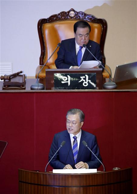 문재인 대통령이 1일 오전 국회 본회의장에서 내년도 예산안에 대한 시정연설을 하고 있다 있다.  [연합뉴스]