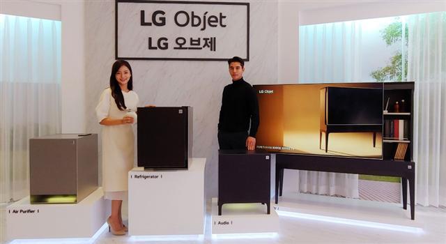 LG전자가 1일 오전 서울 강남구 논현동 모스 스튜디오에서 가전과 가구를 완벽히 결합한 프라이빗 프리미엄 가전 LG 오브제 신제품 출시 행사를 열었다. 모델이 LG 오브제 신제품을 소개하고 있다.  [제공=LG전자]