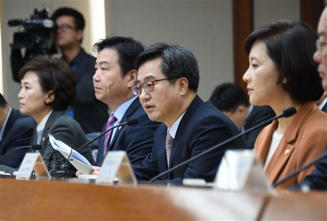 김동연 경제부총리 겸 기획재정부 장관이 1일 서울 여의도 한국수출입은행에서 열린 ‘제7차 혁신성장관계장관회의’에서 모두발언을 하고 있는 가운데 유은혜 사회부총리 겸 교육부 장관이 경청하고 있다.  [제공=기획재정부]