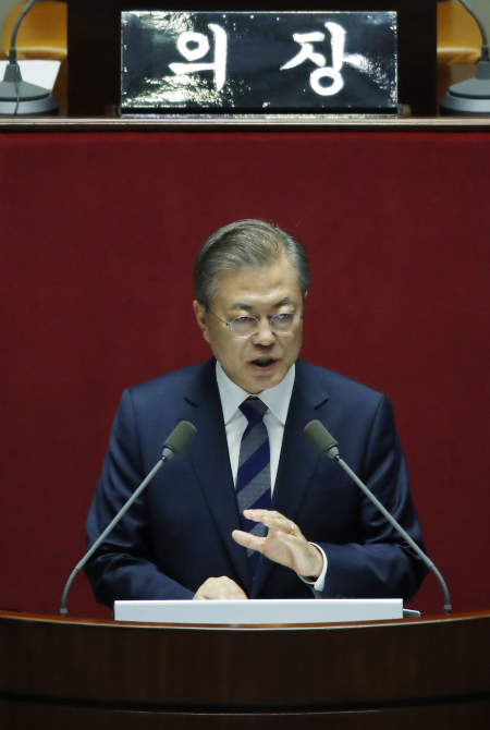문재인 대통령이 1일 오전 국회 본회의장에서 시정연설을 하고 있다. [사진=연합뉴스]