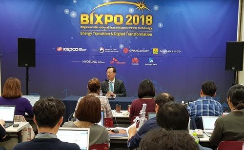 김종갑 한전 사장이 31일 광주에서 열리고 있는 ‘빛가람 국제전력기술  엑스포’(BIXPO) 기자 간담회에서 질문에 답하고 있다.  [제공=한국전력]