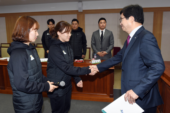 염태영 수원시장이 수원시청 여자아이스하키팀 선수에게 임용장을 수여하고 있다.[사진제공=수원시]
염태영 수원시장이 수원시청 여자아이스하키팀 선수에게 임용장을 수여하고 있다.[사진제공=수원시]