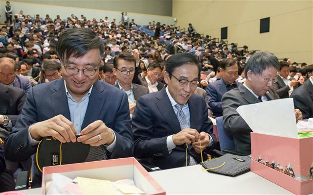 지난 1일 삼성전자 창립 49주년 기념식에서 김기남 사장(가운데)을 비롯한 사장단과 임직원들이 어려운 이웃들에게 전달할 방한용품을 준비하는 사랑 나눔 봉사활동을 실시했다. 	 [제공=삼성전자]