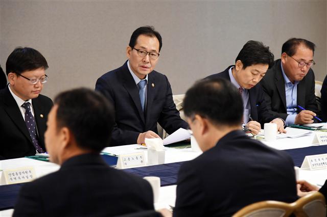 고형권 기획재정부 차관이 11월 2일 서울시 종로구 세종로 정부서울청사에서 열린 제11차 물가관계차관회의 및 제10차 혁신성장 전략점검회의에서 모두발언을 하고 있다.  [사진=기획재정부]